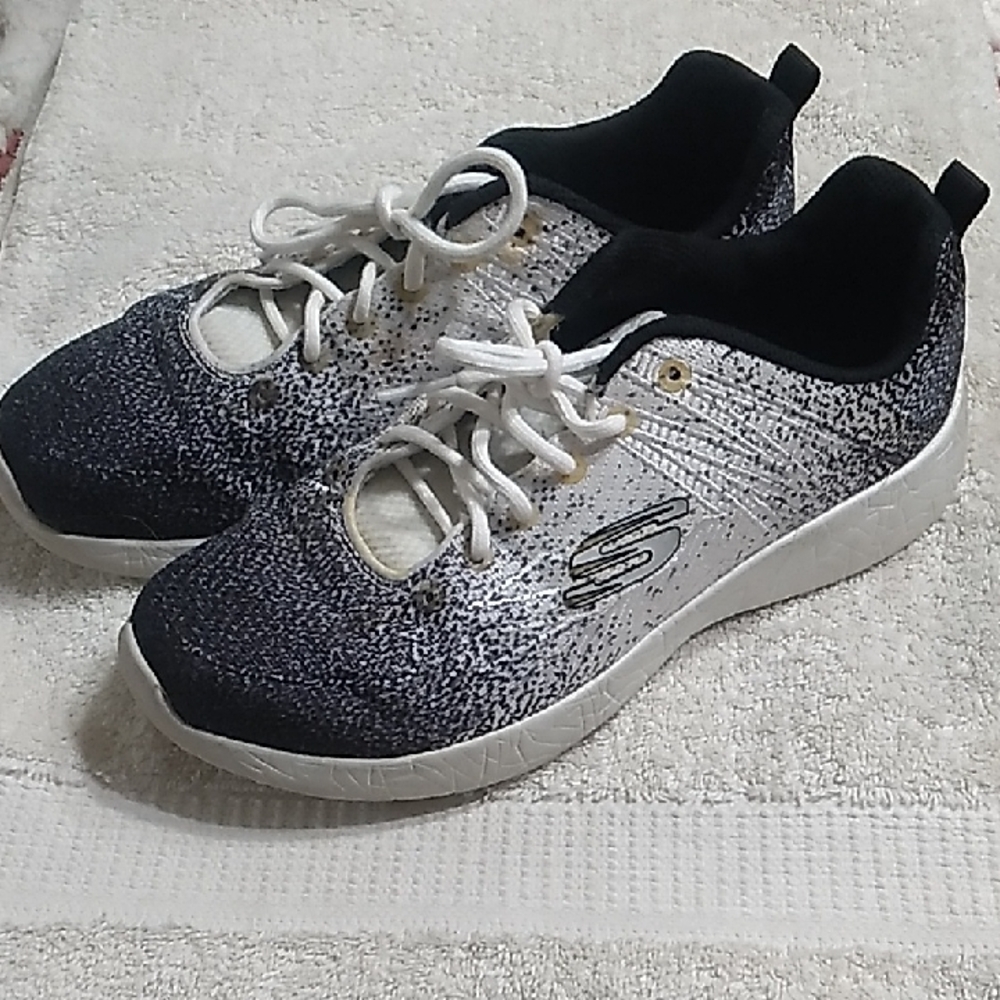 Skechers Women’s Black and White Gradient Knit Sneakers